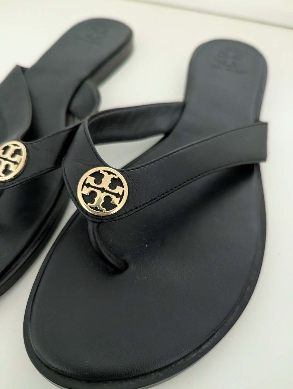 EUC! Tory Burch Benton Thong Sandal In Black Leather Size 9 - Picture 2 of 15